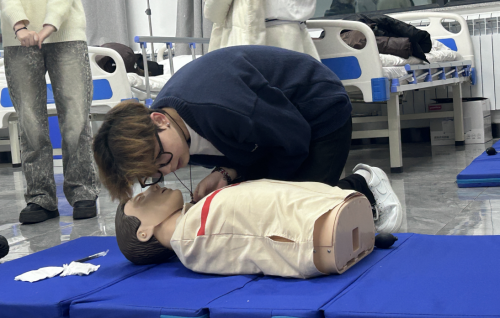 守护生命的律动——南丁格尔自愿效劳队心肺苏醒手艺审核