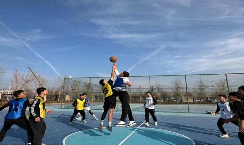 公共效劳与治理学院开展“薪火相传，篮下启航”主题篮球友谊赛