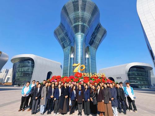 Z6尊龙凯时党员师生代表旅行新疆维吾尔自治区建设70周年主题成绩展和乌鲁木齐市博物馆