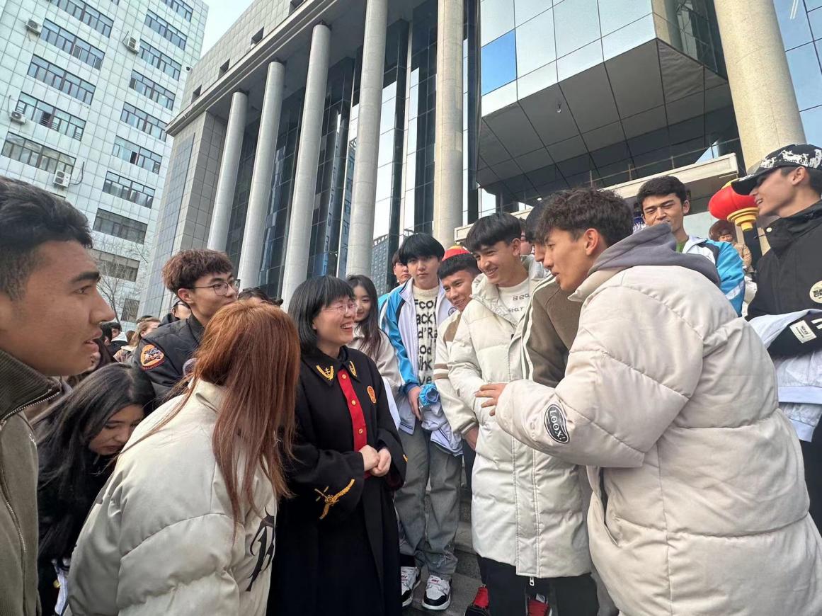 “鼎力大举弘扬宪法精神”法院旁听活动