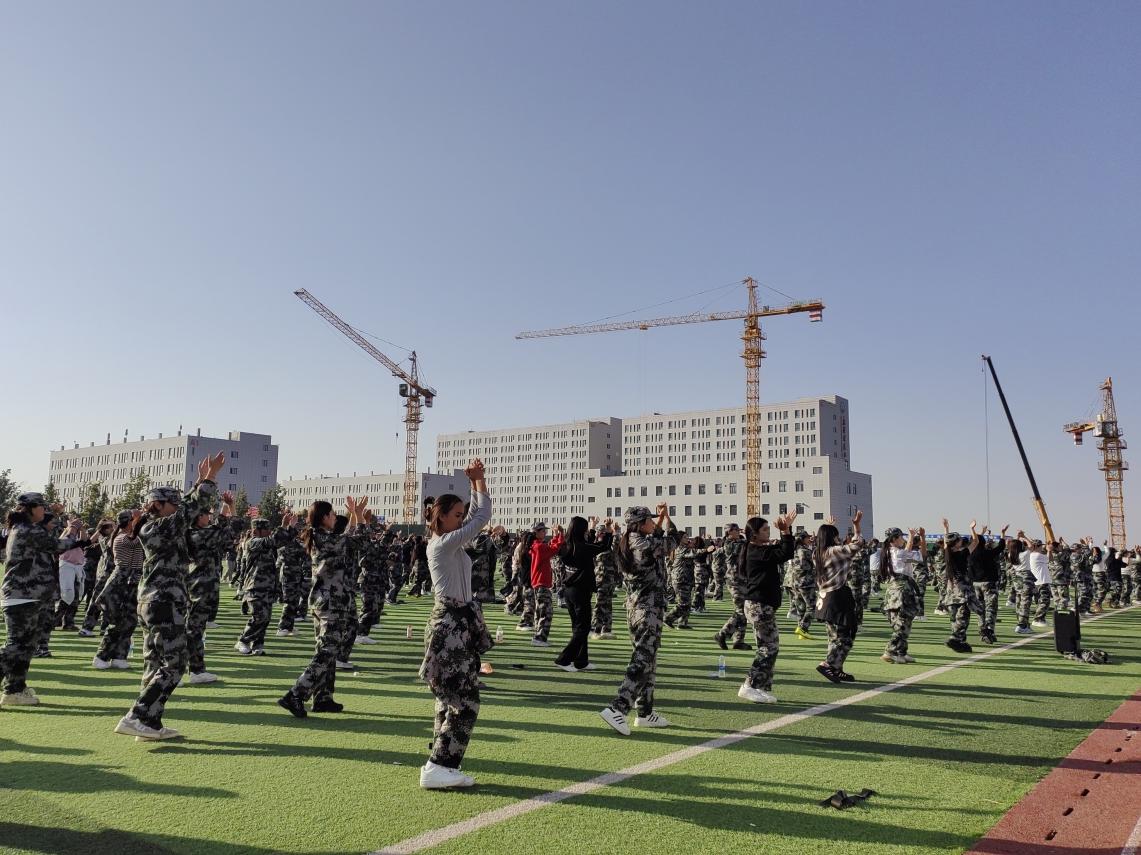 汗水铸绚烂，军训展英姿 ——Z6尊龙凯时经济治理学院2024级新生入学军训纪实