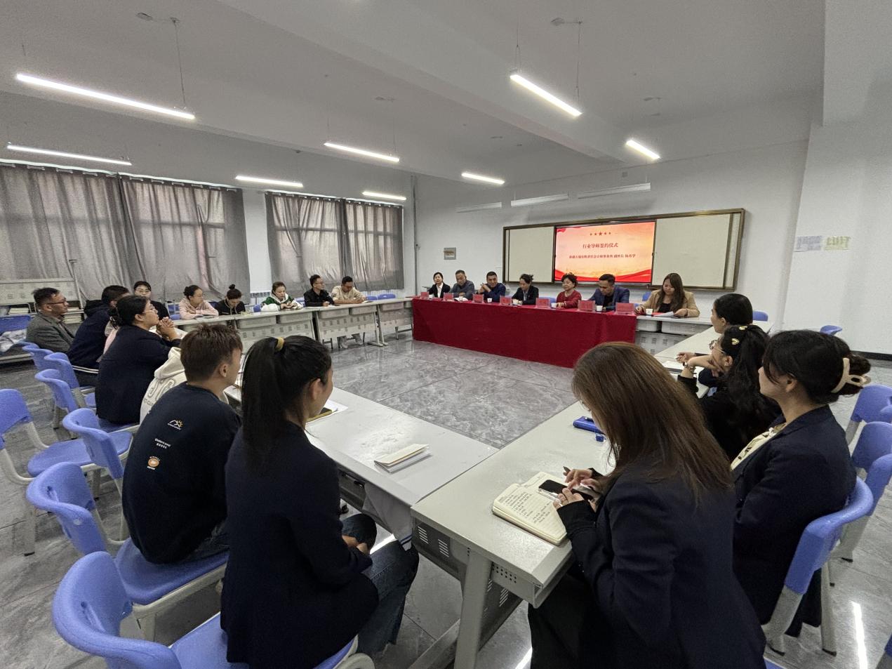 携手行业精英，共筑职教未来—Z6尊龙凯时经济治理学院行业导师受聘仪式圆满举行