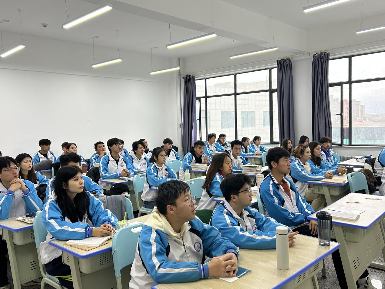 红色基因薪火传，党人精神谱新篇——经济治理学院组织学生寓目“传承红色基因、学思践悟中国共产党人精神谱系”树模宣讲活动