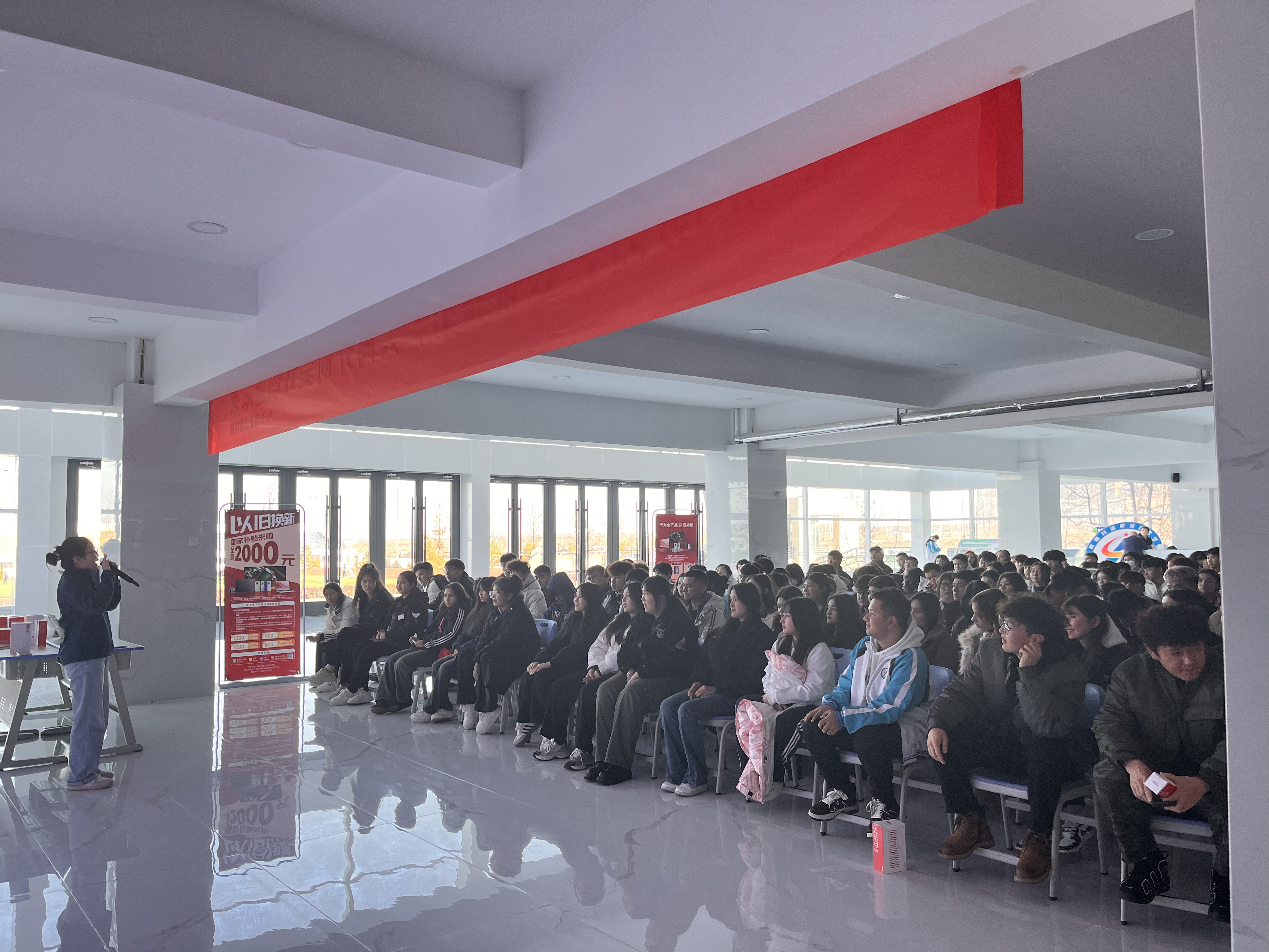 华为手艺培训讲师莅临电子信息工程学院分享最新科技效果