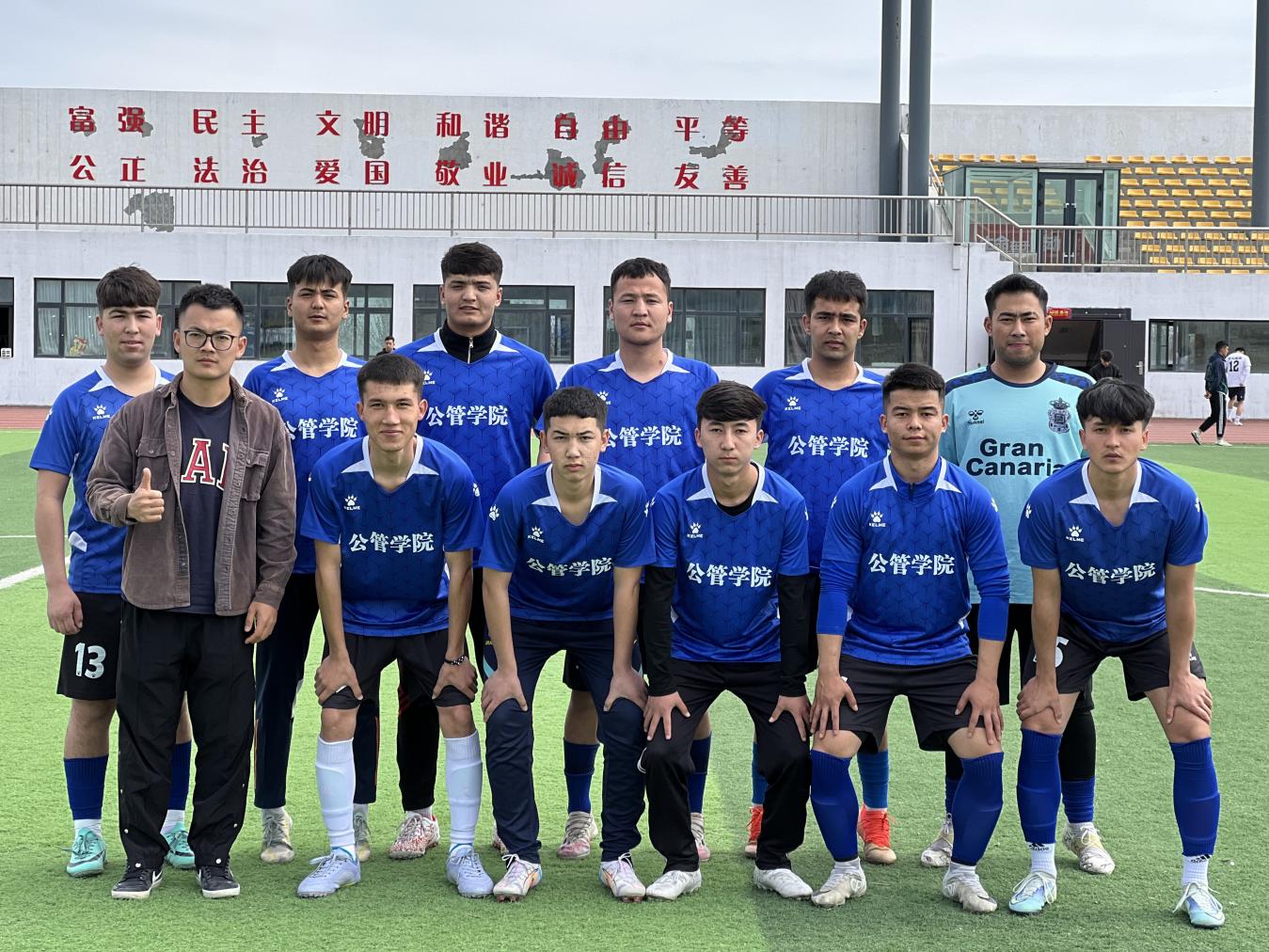 青春无畏拼热血 绿茵赛场展风范