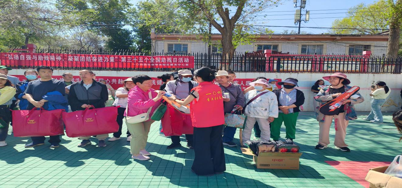 公共效劳与治理学院开展“优美生涯?民法典相伴”主题宣传活动