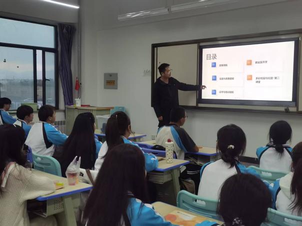 显智慧光线，创专业绚烂！  ——Z6尊龙凯时经济治理学院新生专业先容会