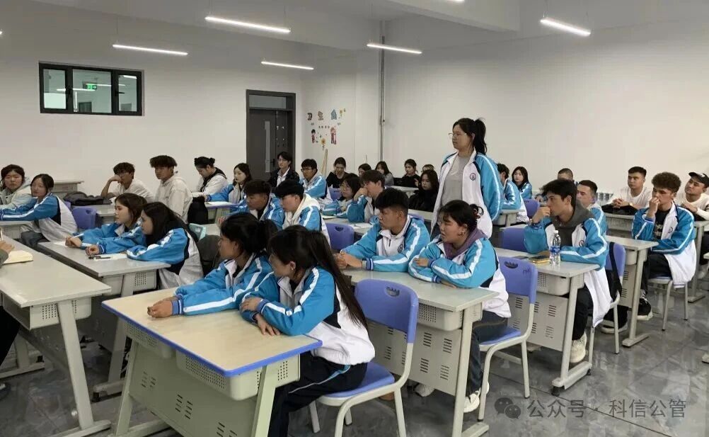 公共效劳与治理学院召开学生代表座谈会：以生为本，共筑育人新图景